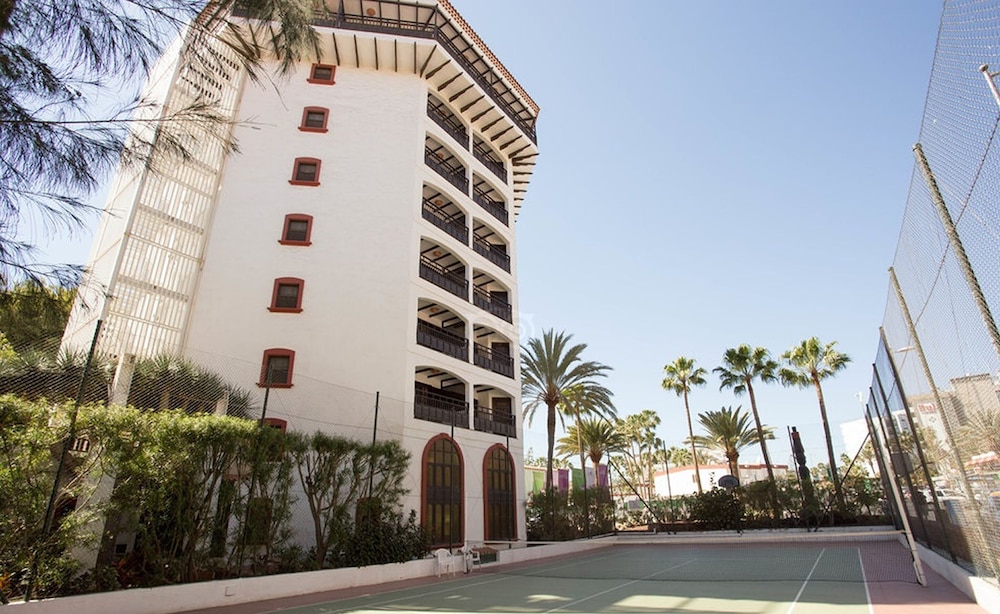 Hotel Parque Tropical — Hotel building in Playa del Ingles, Canary Islands