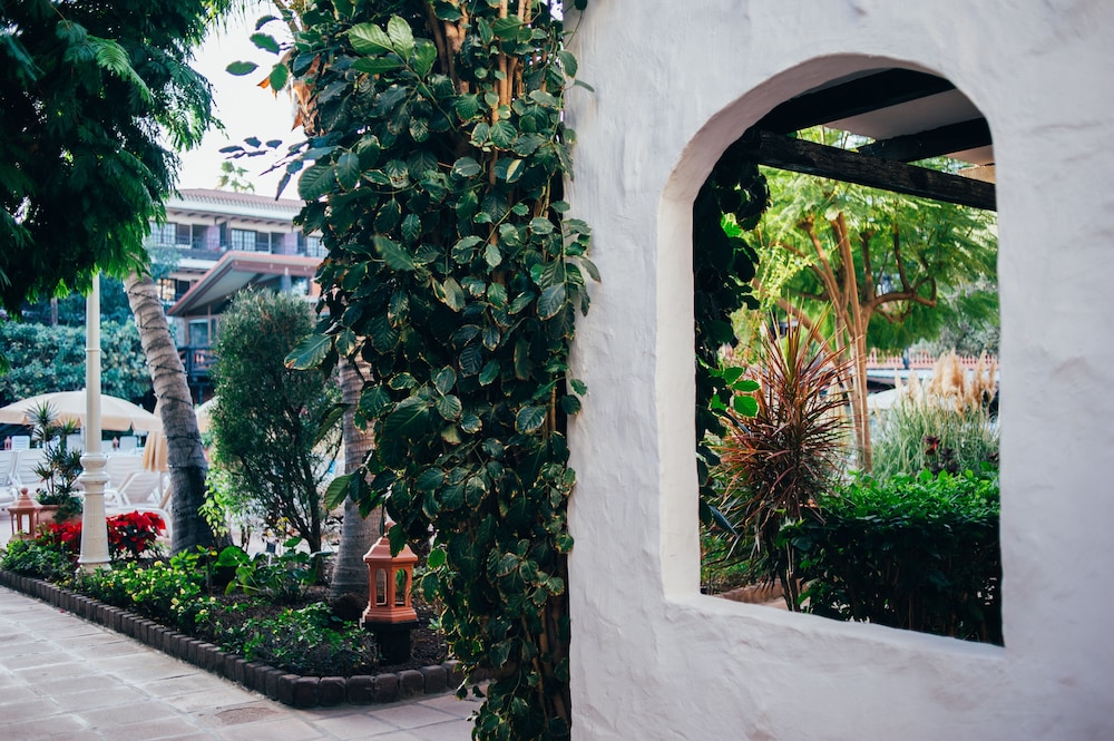Hotel Parque Tropical — Hotel building in Playa del Ingles, Canary Islands