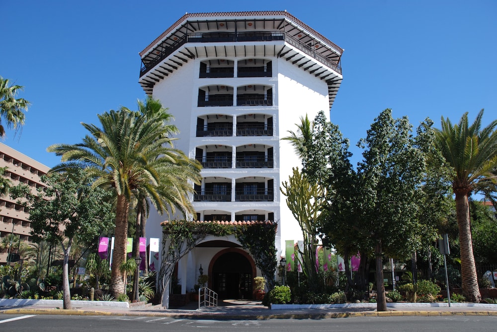 Hotel Parque Tropical — Hotel building in Playa del Ingles, Canary Islands
