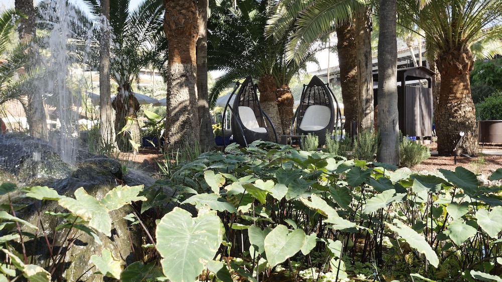 Hotel Parque Tropical — Hotel building in Playa del Ingles, Canary Islands