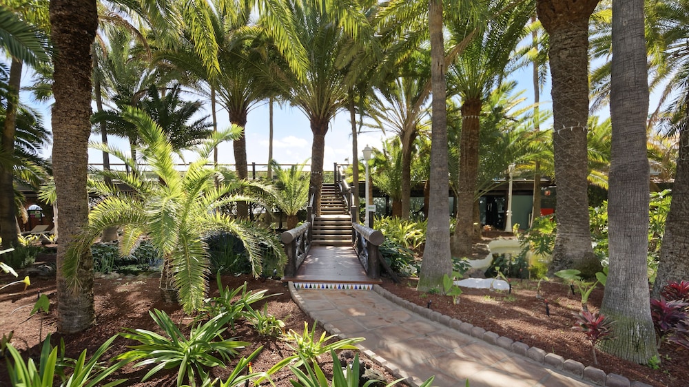 Hotel Parque Tropical — Hotel building in Playa del Ingles, Canary Islands