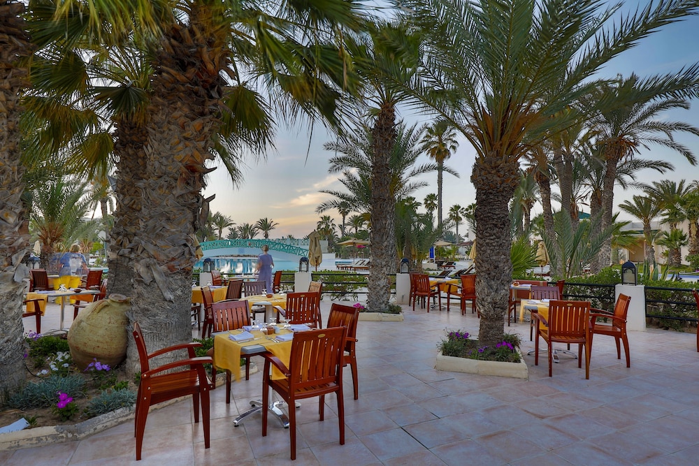 Yadis Djerba Thalasso & Golf — Restaurant & bars in Aghir, Medenine