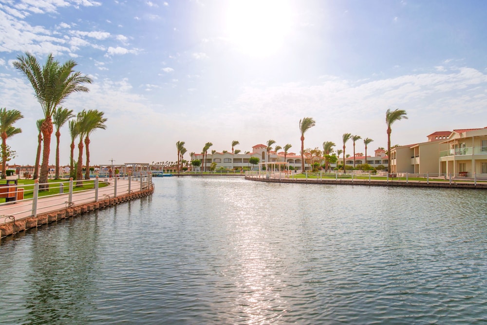 Pickalbatros Dana Beach Resort - Hurghada — Hotel building in Hurghada, Red Sea
