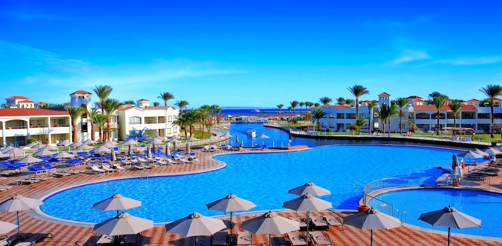 Pickalbatros Dana Beach Resort - Hurghada — Swimming pool in Hurghada, Red Sea