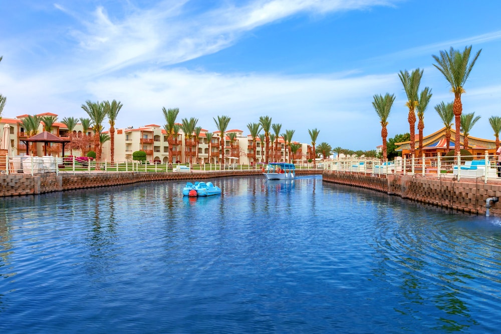 Pickalbatros Dana Beach Resort - Hurghada — Hotel building in Hurghada, Red Sea