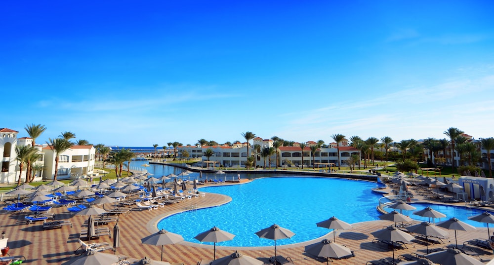 Pickalbatros Dana Beach Resort - Hurghada — Swimming pool in Hurghada, Red Sea