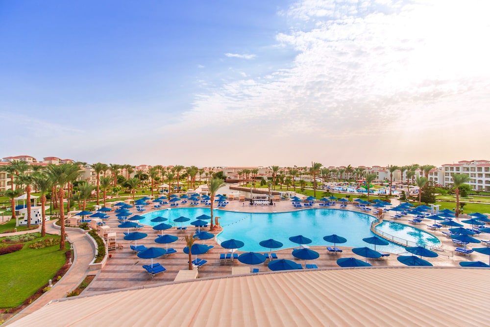 Pickalbatros Dana Beach Resort - Hurghada — Swimming pool in Hurghada, Red Sea