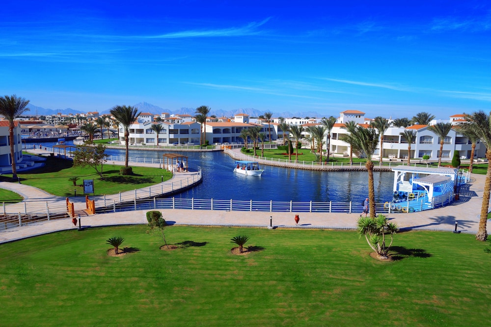Pickalbatros Dana Beach Resort - Hurghada — Hotel building in Hurghada, Red Sea