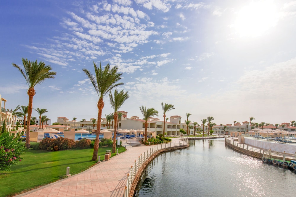Pickalbatros Dana Beach Resort - Hurghada — Hotel building in Hurghada, Red Sea
