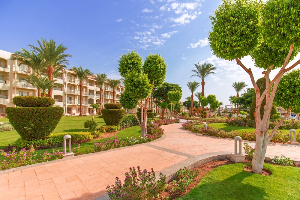 Pickalbatros Dana Beach Resort - Hurghada — Hotel building in Hurghada, Red Sea