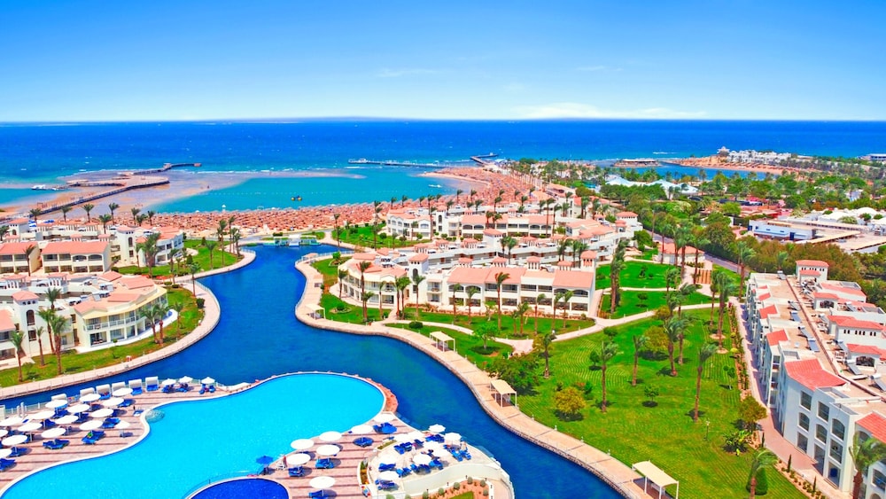 Pickalbatros Dana Beach Resort - Hurghada — Hotel building in Hurghada, Red Sea
