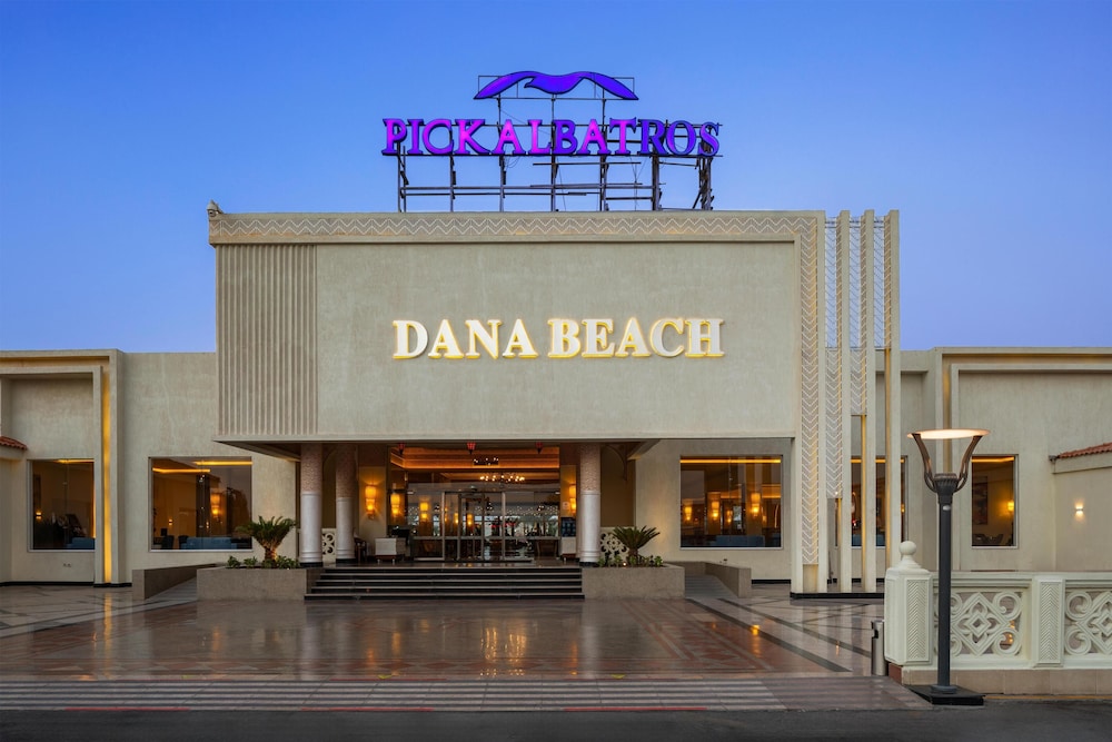 Pickalbatros Dana Beach Resort - Hurghada — Hotel building in Hurghada, Red Sea