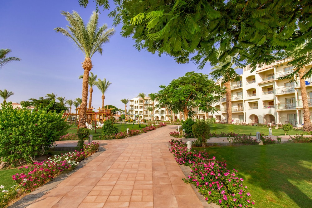 Pickalbatros Dana Beach Resort - Hurghada — Hotel building in Hurghada, Red Sea