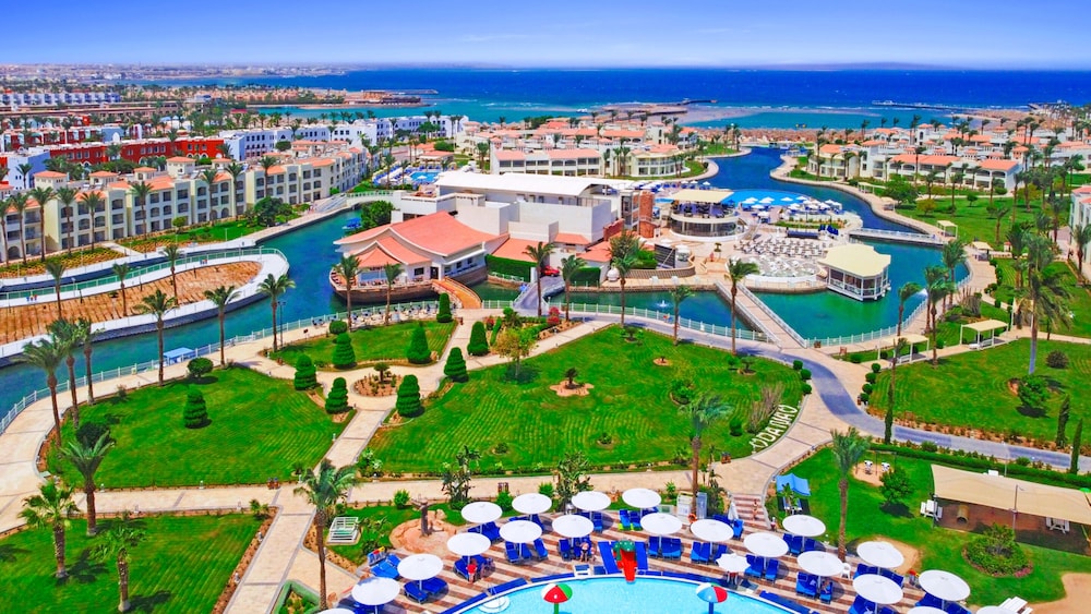 Pickalbatros Dana Beach Resort - Hurghada — Hotel building in Hurghada, Red Sea