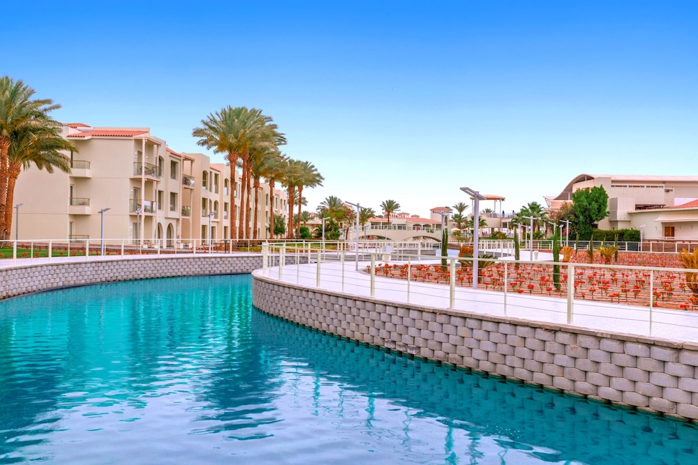 Pickalbatros Dana Beach Resort - Hurghada — Hotel building in Hurghada, Red Sea