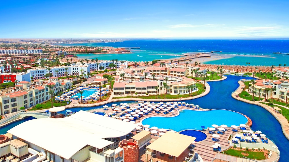 Pickalbatros Dana Beach Resort - Hurghada — Hotel building in Hurghada, Red Sea