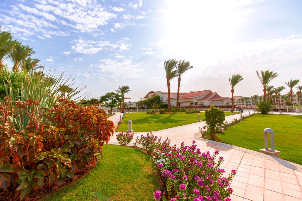 Pickalbatros Dana Beach Resort - Hurghada — Hotel building in Hurghada, Red Sea