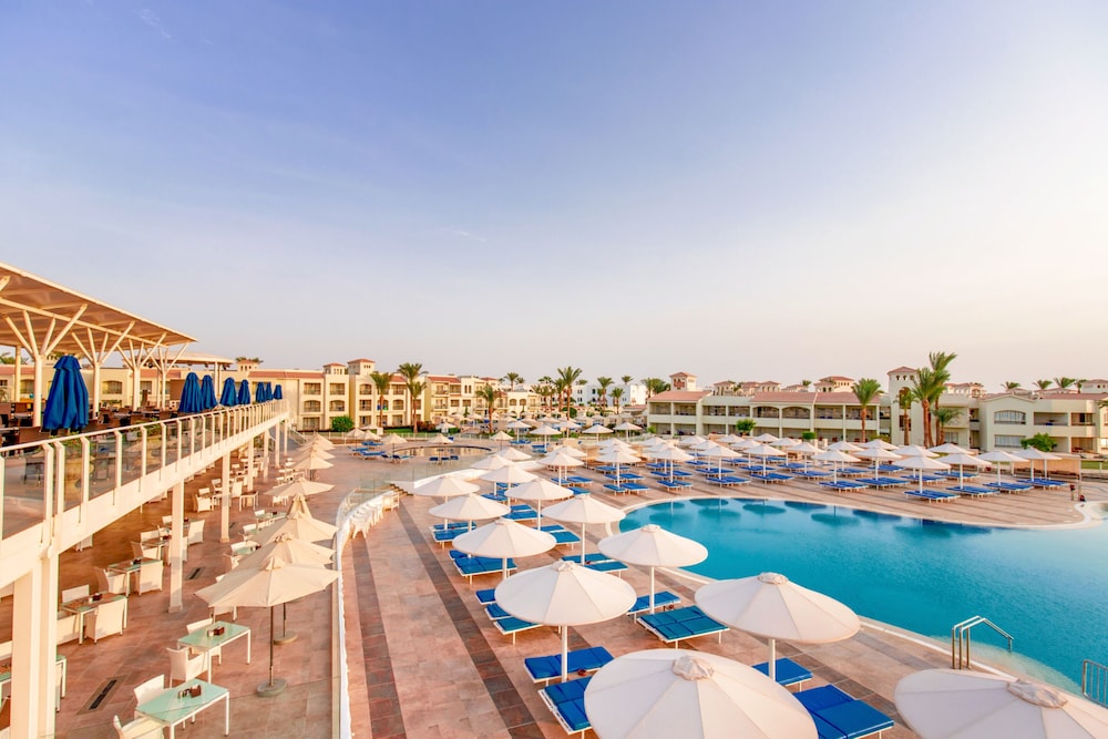 Pickalbatros Dana Beach Resort - Hurghada — Swimming pool in Hurghada, Red Sea