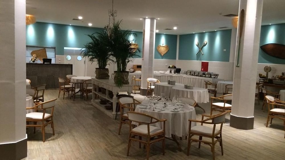 Hotel Baía Azul — Restaurant & bars in Funchal, Madeira