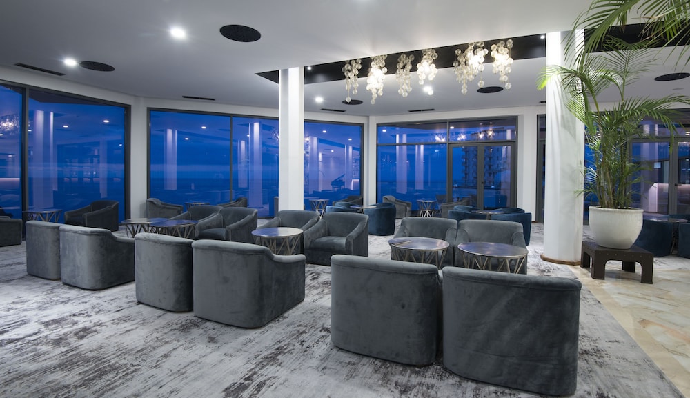 Hotel Baía Azul — Restaurant & bars in Funchal, Madeira