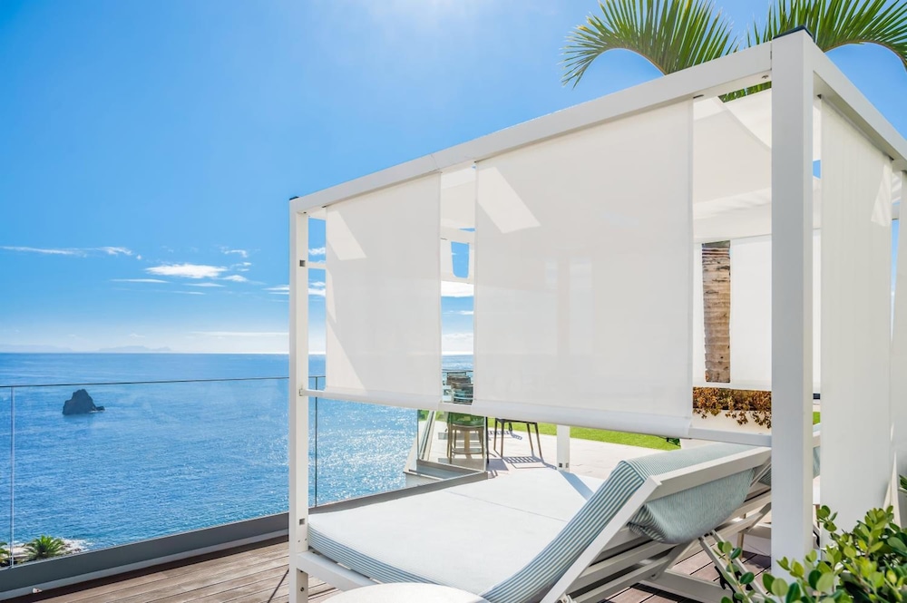 Hotel Baía Azul — Hotel rooms in Funchal, Madeira