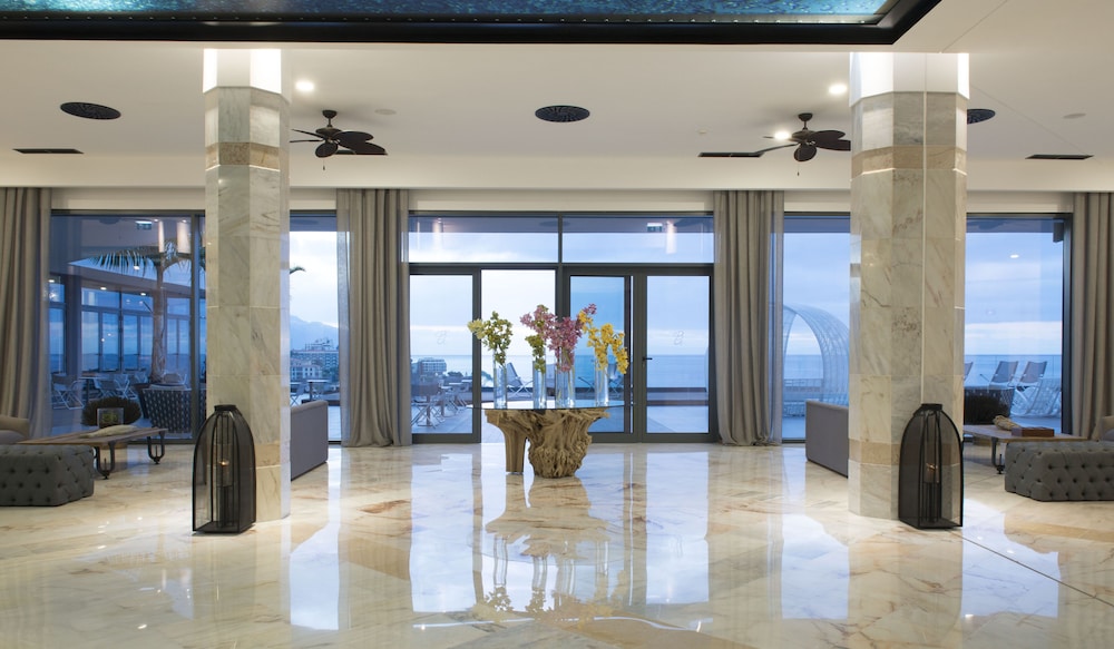 Hotel Baía Azul — Hotel building in Funchal, Madeira