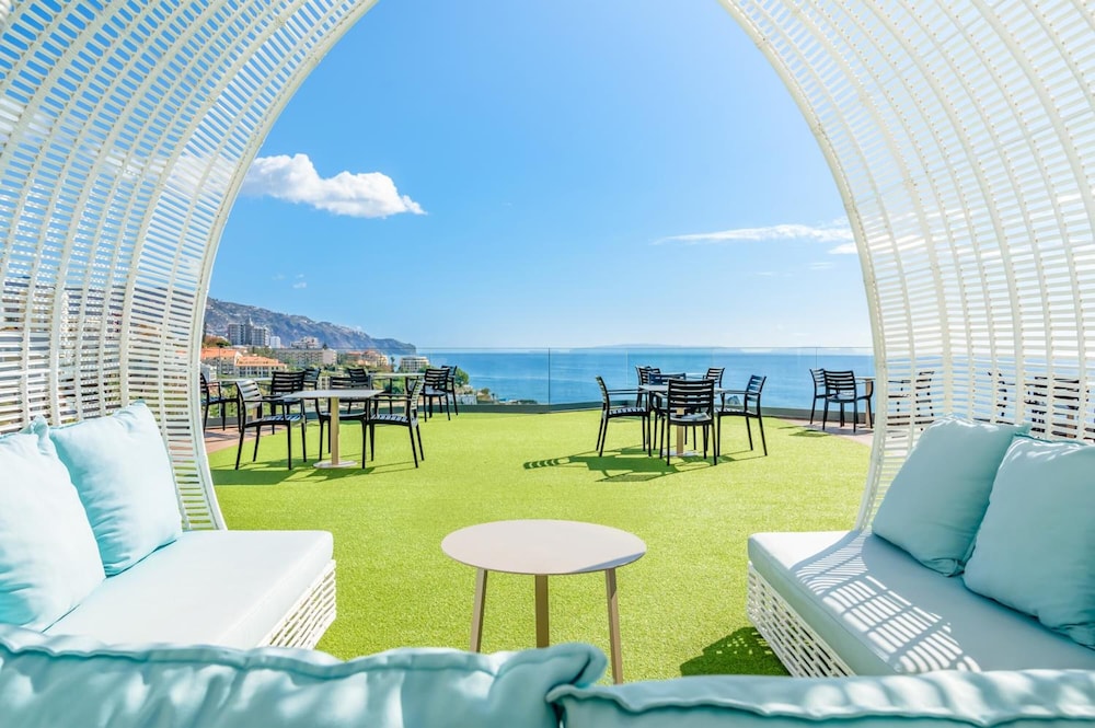 Hotel Baía Azul — Restaurant & bars in Funchal, Madeira