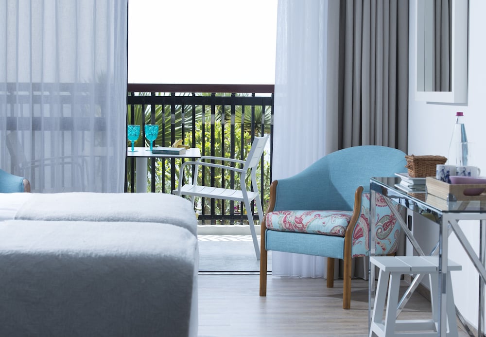 Hotel Baía Azul — Hotel rooms in Funchal, Madeira