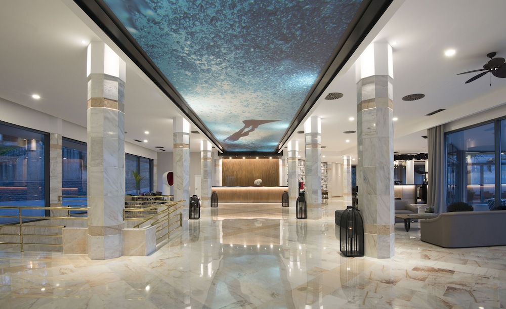 Hotel Baía Azul — Hotel building in Funchal, Madeira