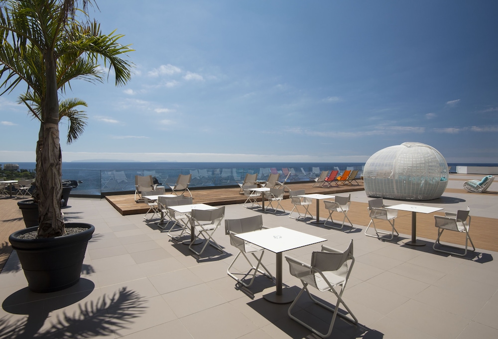 Hotel Baía Azul — Restaurant & bars in Funchal, Madeira