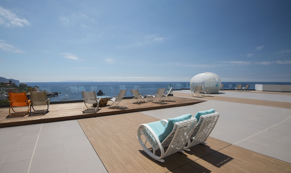 Hotel Baía Azul — Restaurant & bars in Funchal, Madeira