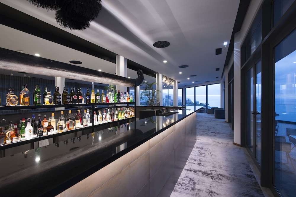 Hotel Baía Azul — Restaurant & bars in Funchal, Madeira