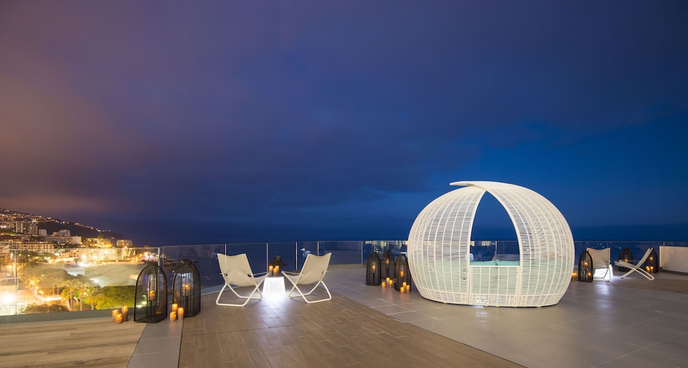 Hotel Baía Azul — Restaurant & bars in Funchal, Madeira