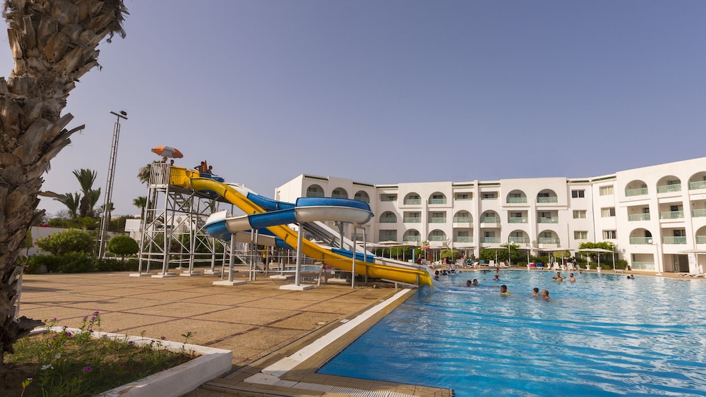 El Mouradi Skanes — Pool in Skanes inc. Monastir, Monastir