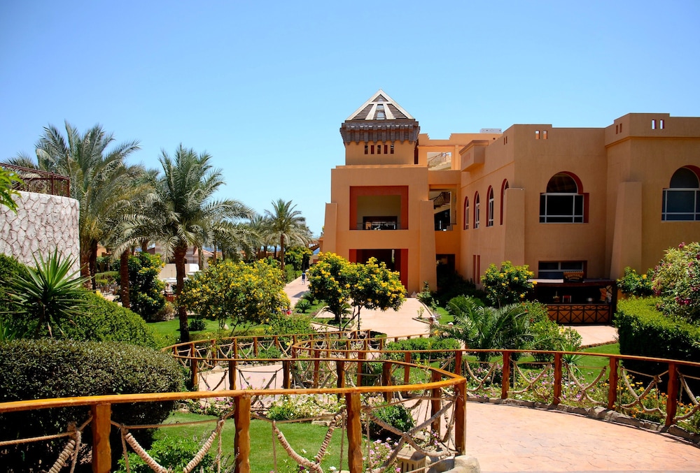 Rehana Royal Beach Resort - Aquapark & Spa - Families & Couples Only -  Premium Ultra All-Inclusive 24H — Hotel building in Sharm El Sheikh, Red Sea