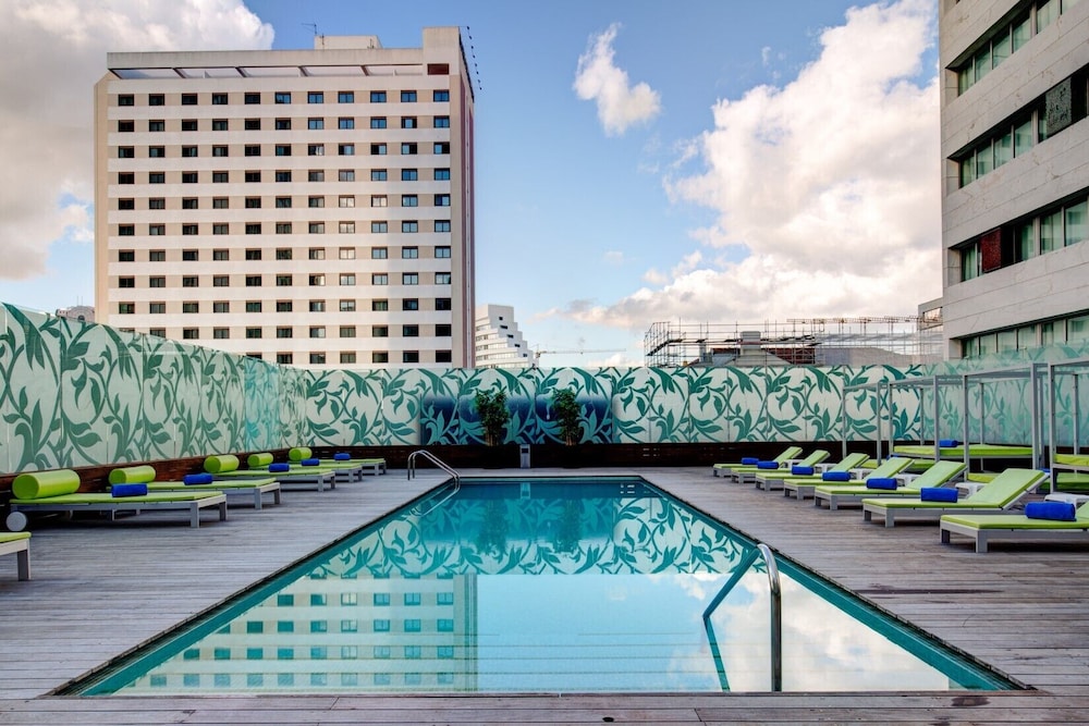 VIP Grand Lisboa Hotel & Spa — Swimming pool in Lisbon, Lisboa