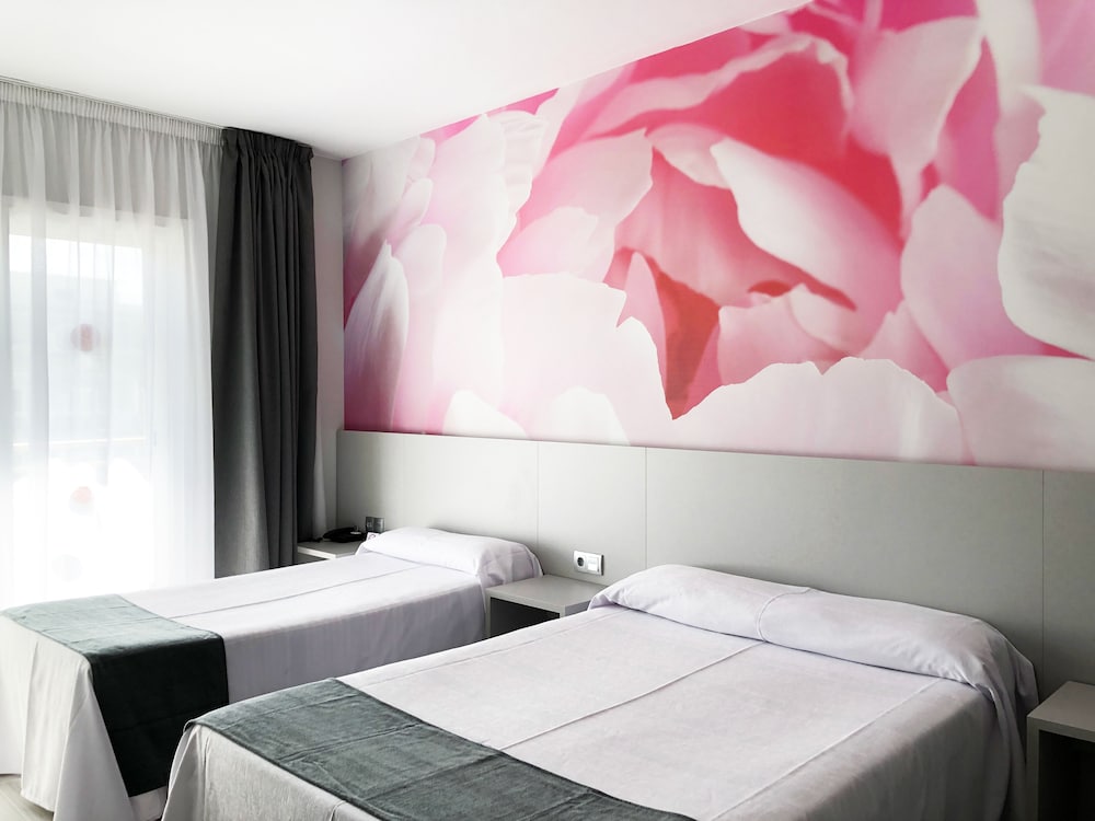 Hotel Maria del Mar — Hotel rooms in Lloret de Mar, Catalonia