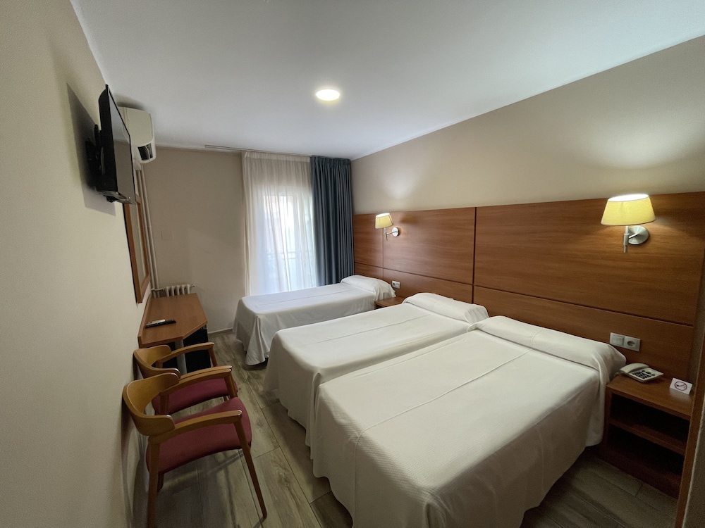 Hotel Maria del Mar — Hotel rooms in Lloret de Mar, Catalonia