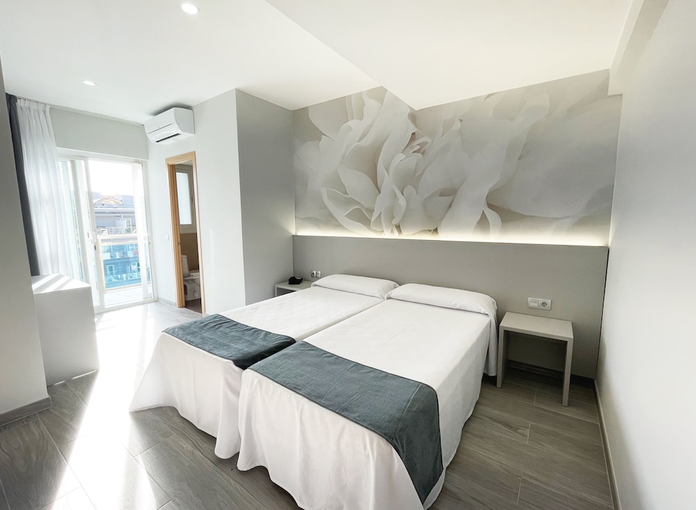 Hotel Maria del Mar — Hotel rooms in Lloret de Mar, Catalonia
