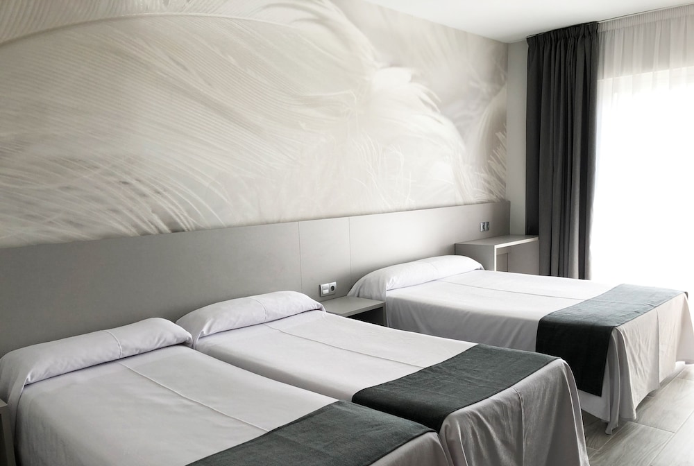 Hotel Maria del Mar — Hotel rooms in Lloret de Mar, Catalonia