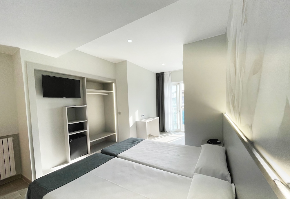 Hotel Maria del Mar — Hotel rooms in Lloret de Mar, Catalonia