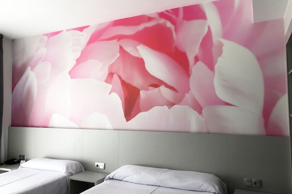 Hotel Maria del Mar — Hotel rooms in Lloret de Mar, Catalonia