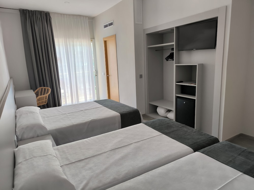 Hotel Maria del Mar — Hotel rooms in Lloret de Mar, Catalonia