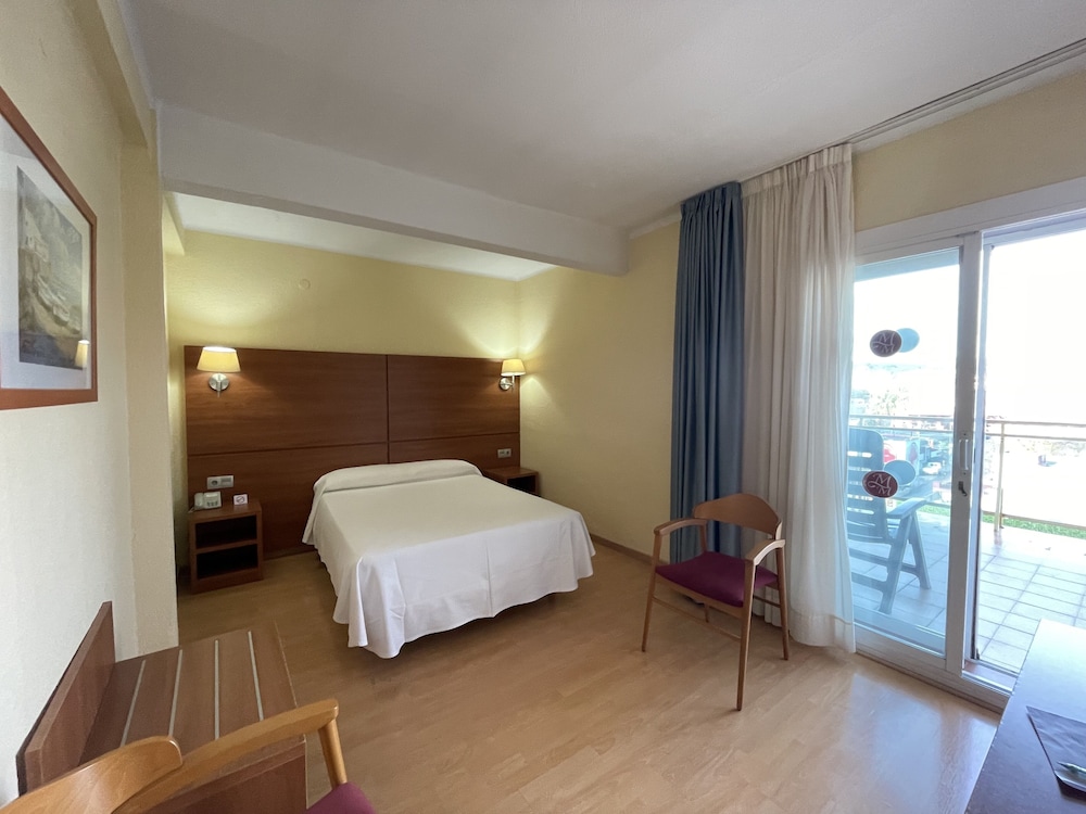 Hotel Maria del Mar — Hotel rooms in Lloret de Mar, Catalonia