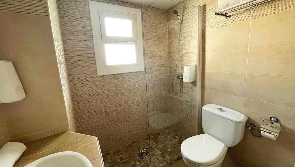 Hotel Maria del Mar — Hotel rooms in Lloret de Mar, Catalonia