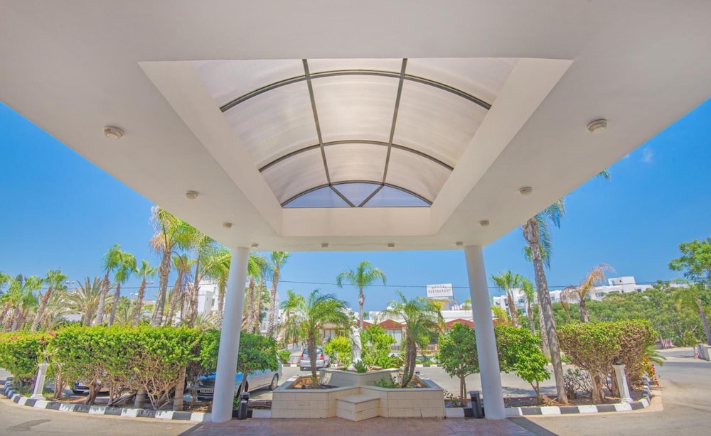 Tsokkos Gardens Hotel — Hotel building in Protaras, Famagusta Region