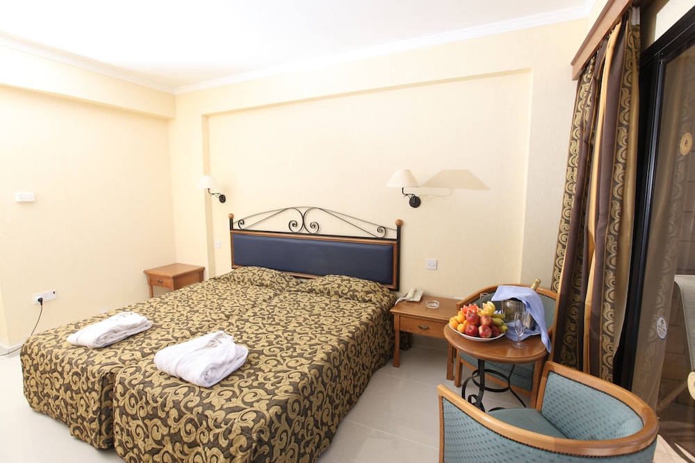 Tsokkos Gardens Hotel — Hotel rooms in Protaras, Famagusta Region