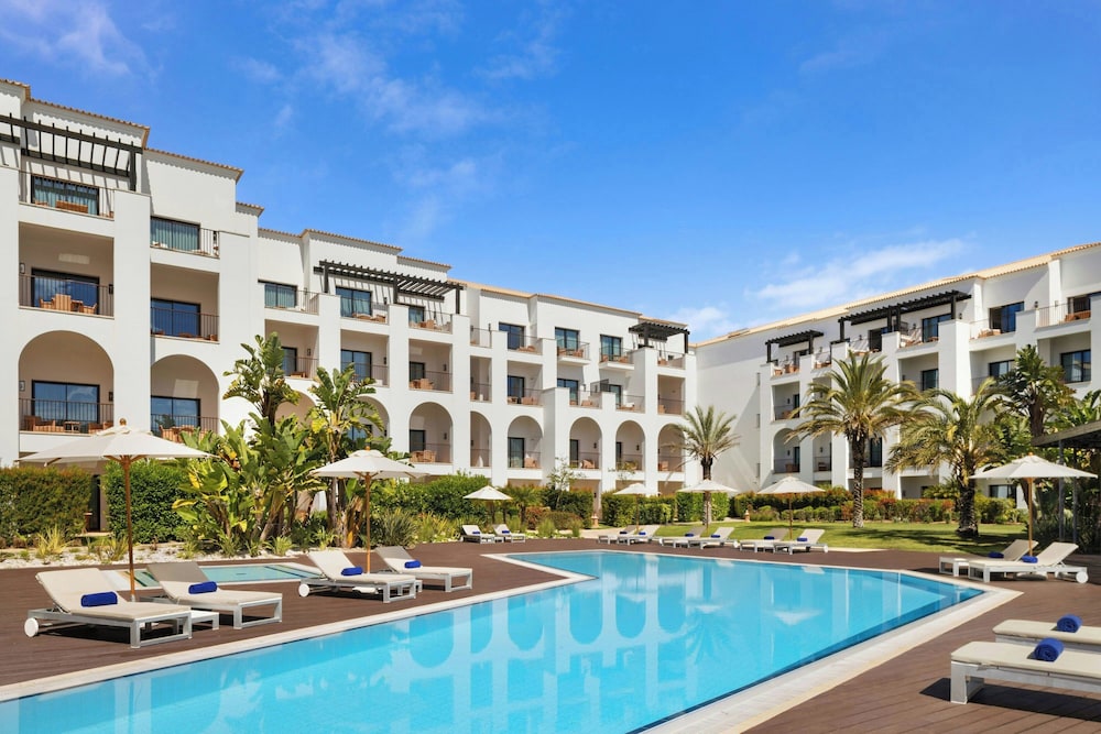 Pine Cliffs Hotel, a Luxury Collection Resort, Algarve — Hotel building in Albufeira, Faro