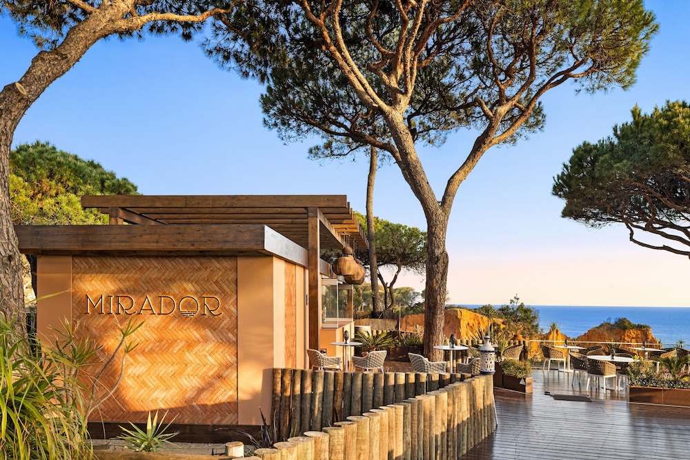 Pine Cliffs Hotel, a Luxury Collection Resort, Algarve — Restaurant & bars in Albufeira, Faro