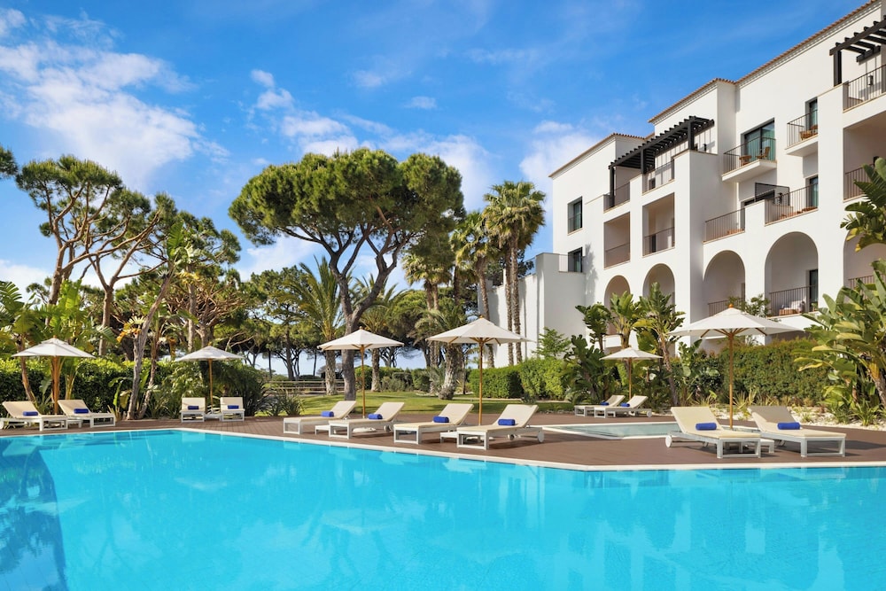 Pine Cliffs Hotel, a Luxury Collection Resort, Algarve — Swimming pool in Albufeira, Faro